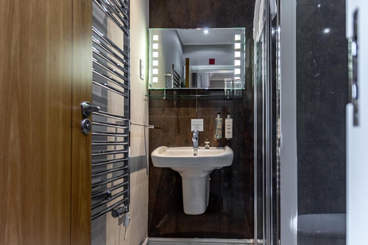 Crossways Hotell Wells Eksteriør bilde A wet room