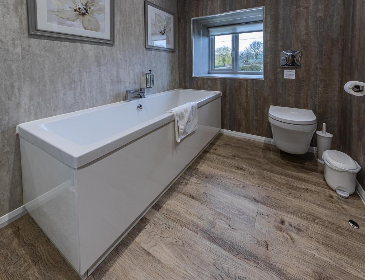 Crossways Hotell Wells Eksteriør bilde Bathroom with a shower bath