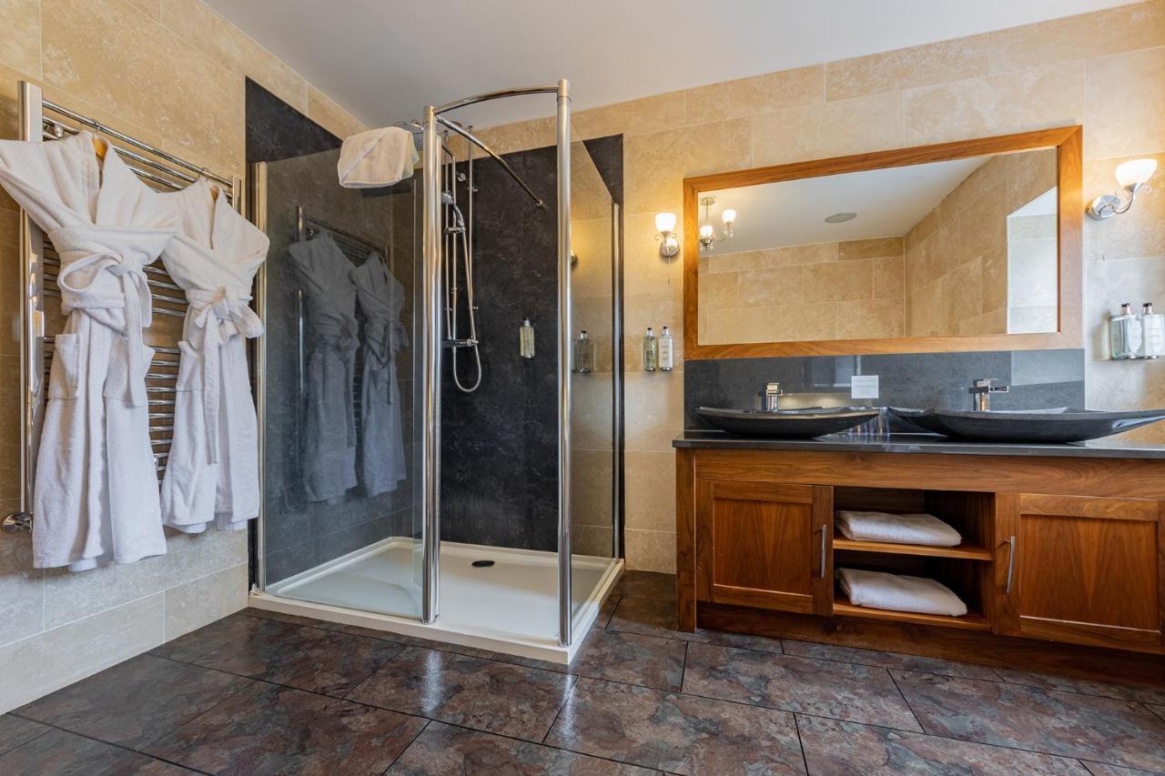 Crossways Hotell Wells Eksteriør bilde A shower enclosure
