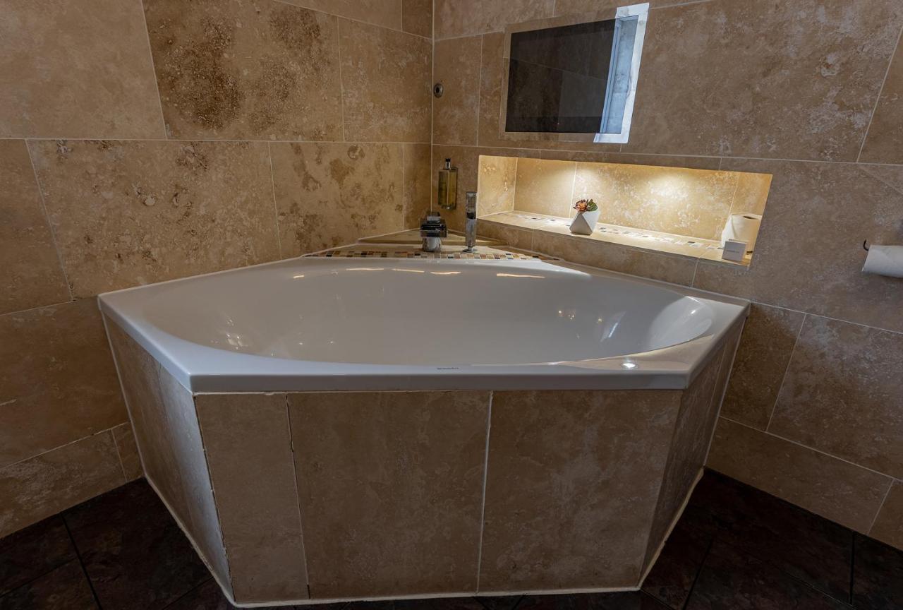 Crossways Hotell Wells Eksteriør bilde A modern bathtub