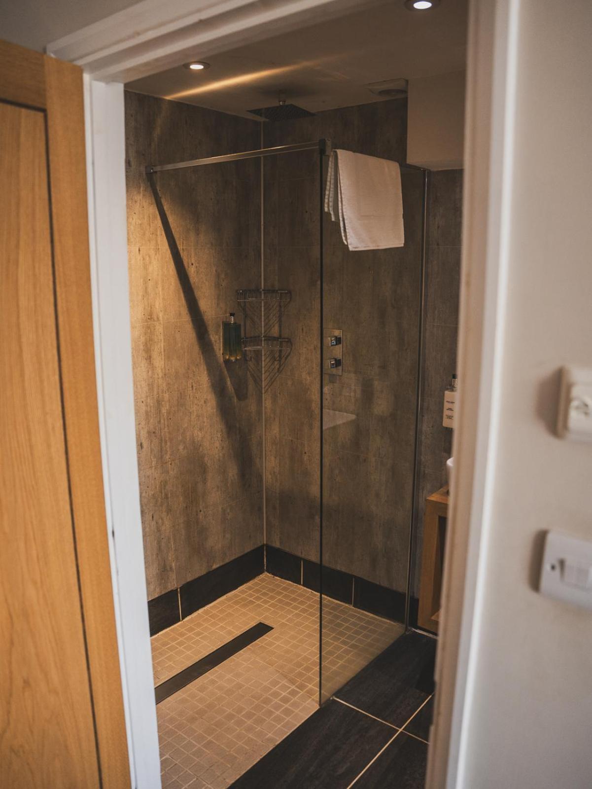 Crossways Hotell Wells Eksteriør bilde A shower cubicle