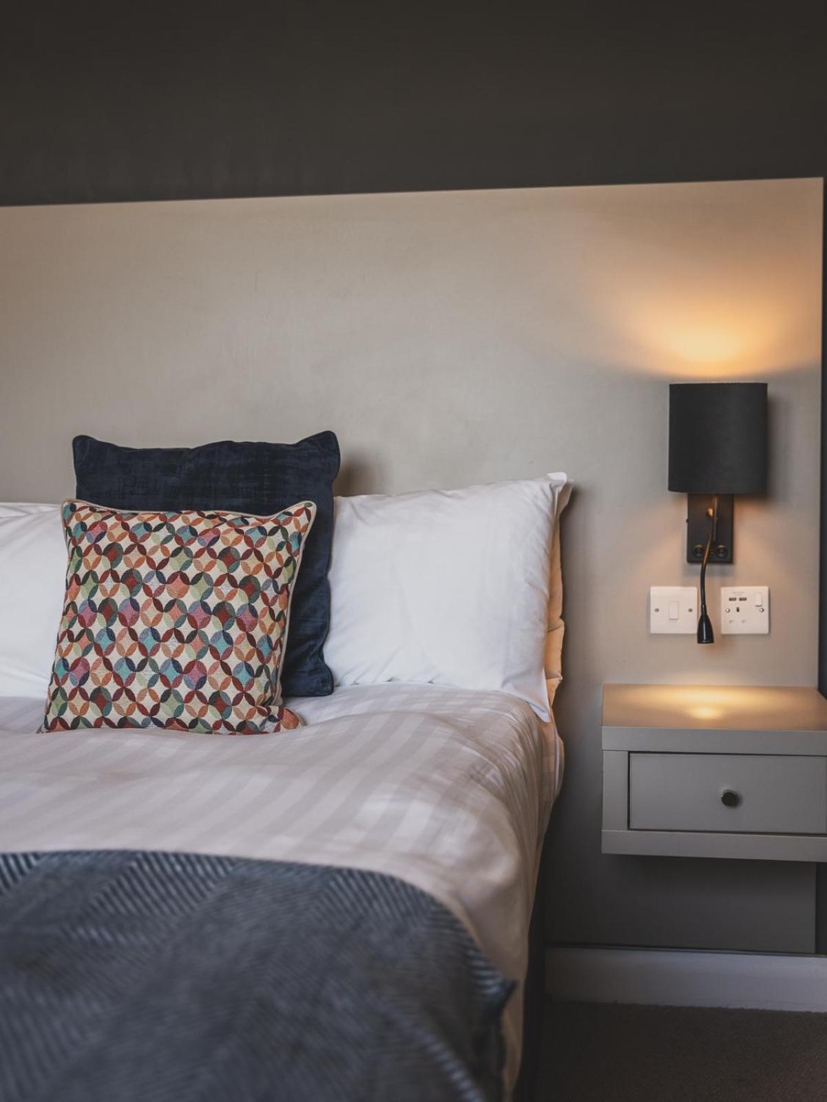 Crossways Hotell Wells Eksteriør bilde A wall light