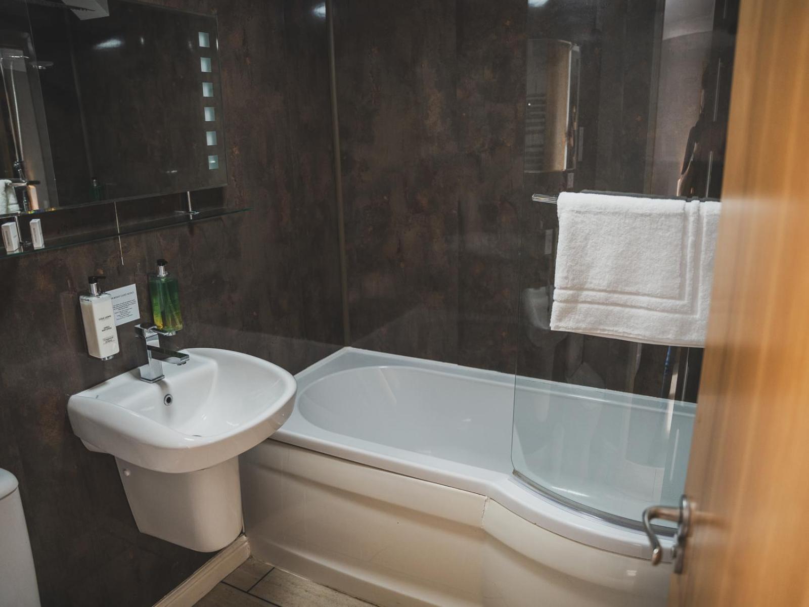 Crossways Hotell Wells Eksteriør bilde Bathroom in a hotel