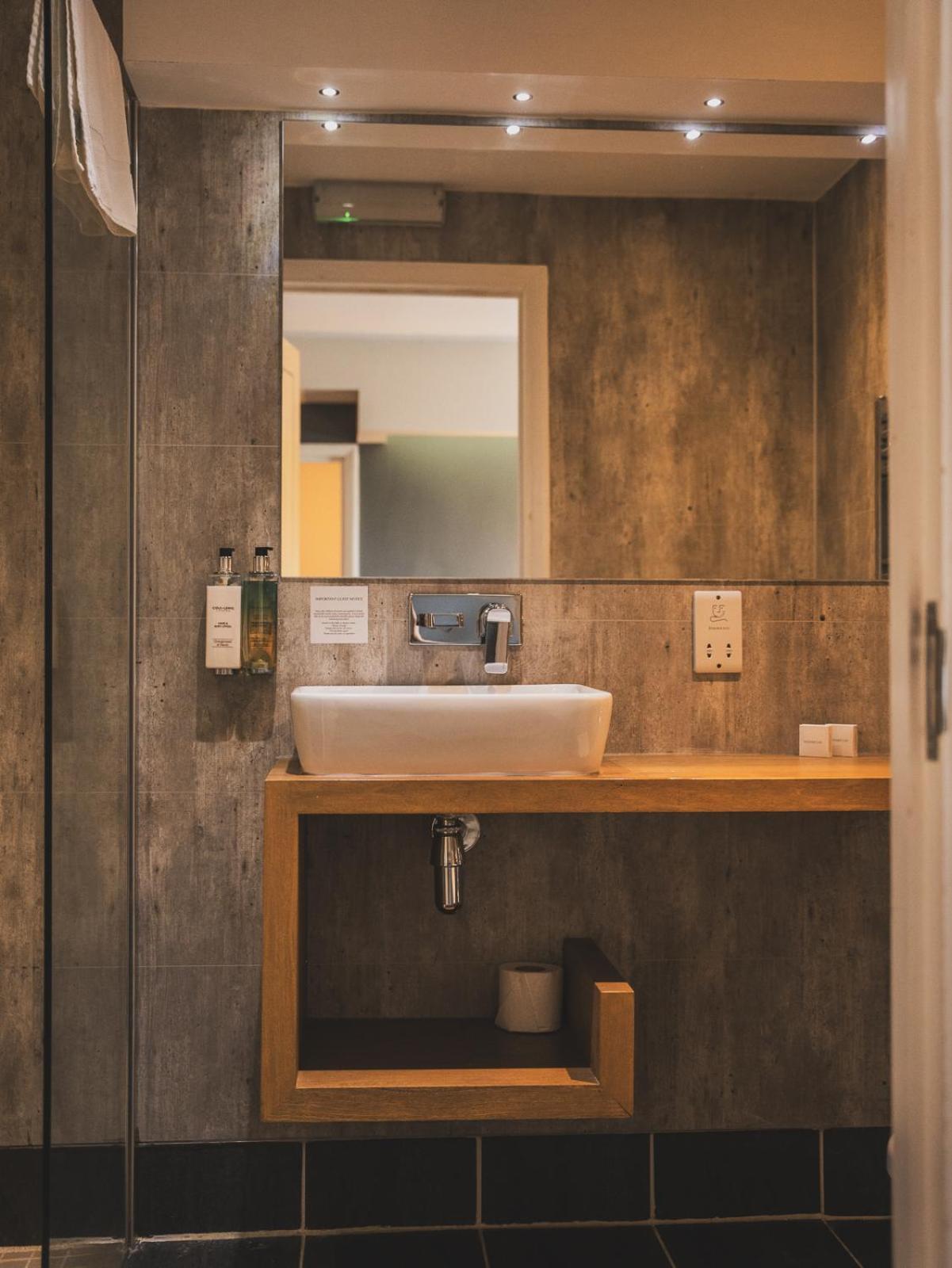 Crossways Hotell Wells Eksteriør bilde Bathroom