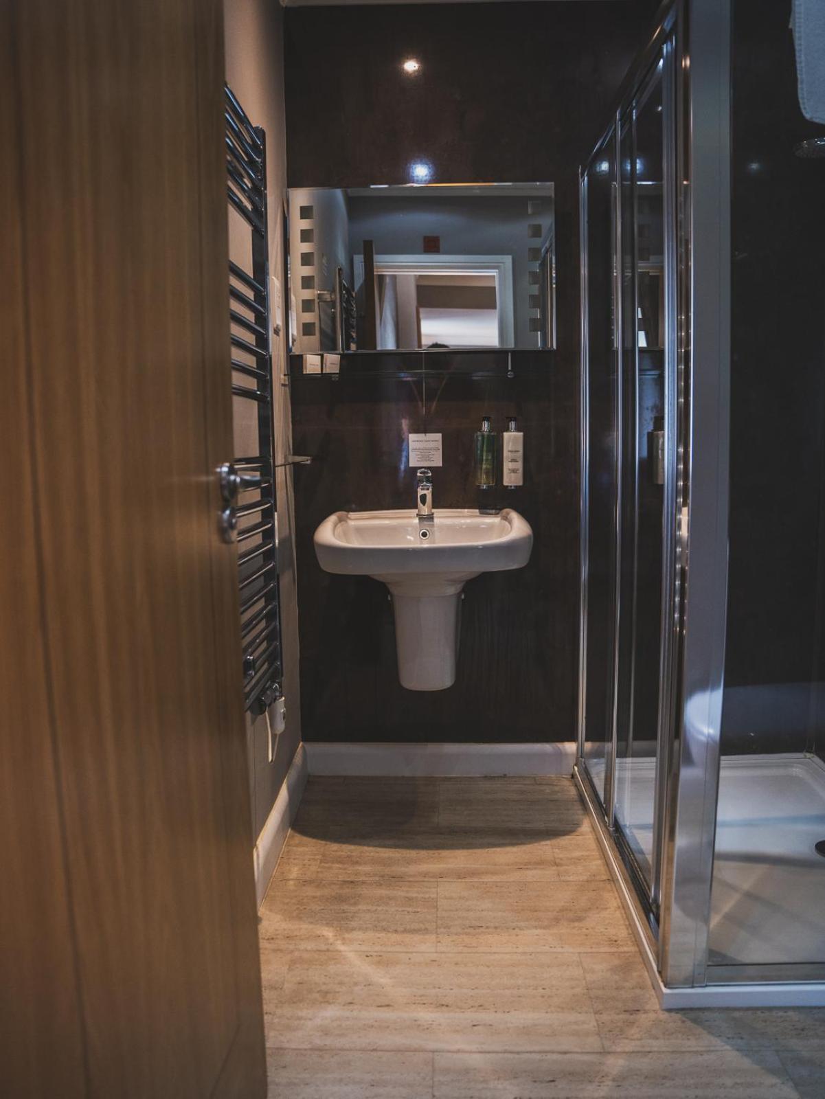 Crossways Hotell Wells Eksteriør bilde A wet room in a hotel