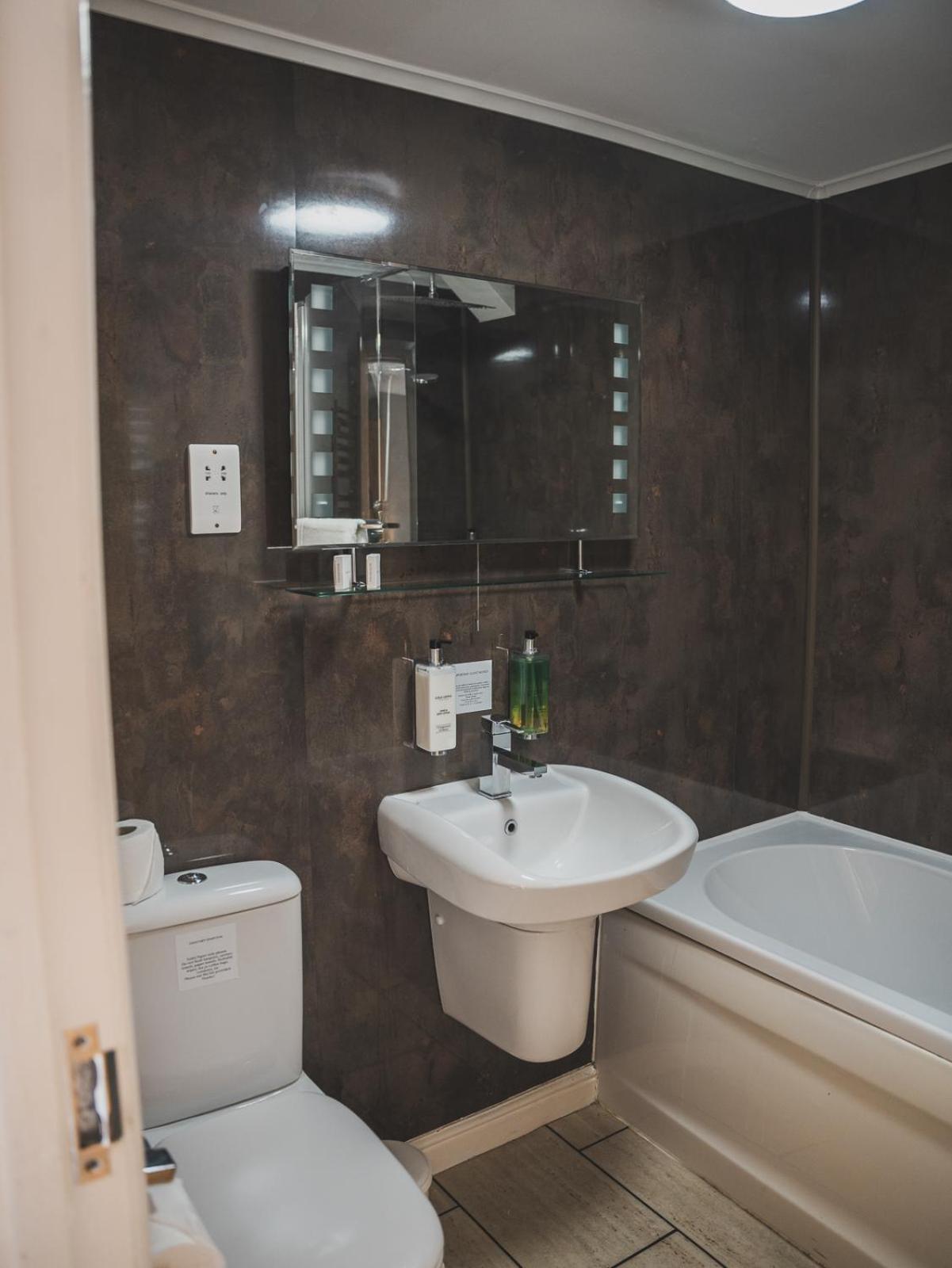Crossways Hotell Wells Eksteriør bilde Bathroom