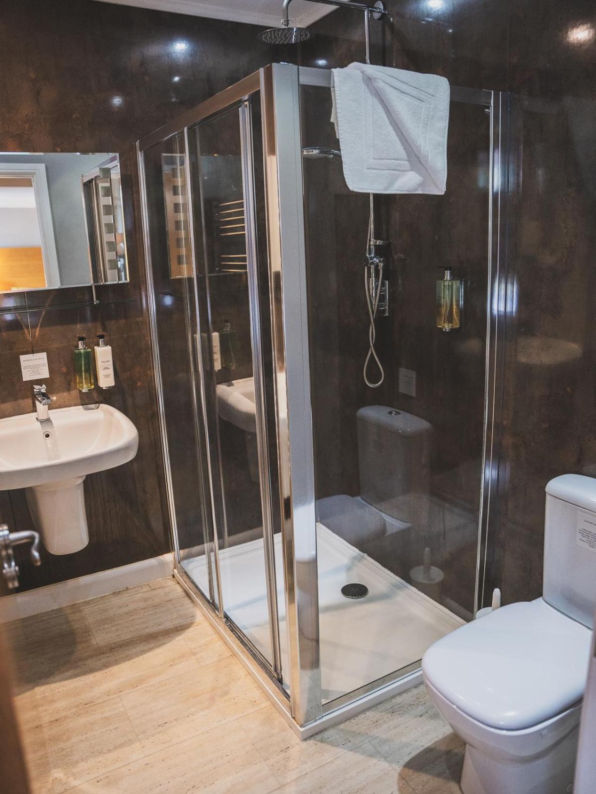 Crossways Hotell Wells Eksteriør bilde A shower cubicle