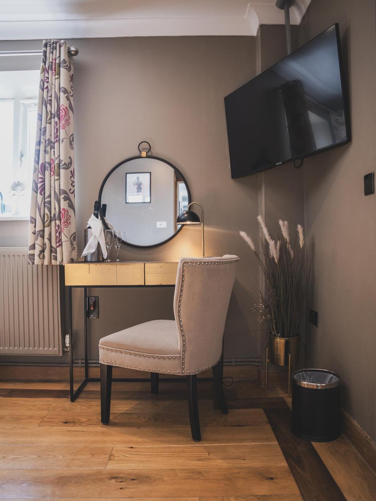 Crossways Hotell Wells Rom bilde A dressing table in a bedroom