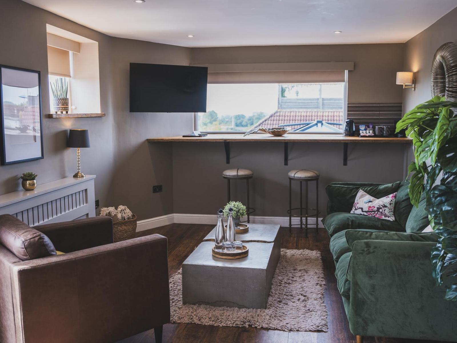 Crossways Hotell Wells Rom bilde The interior of a typical apartment at The Mill