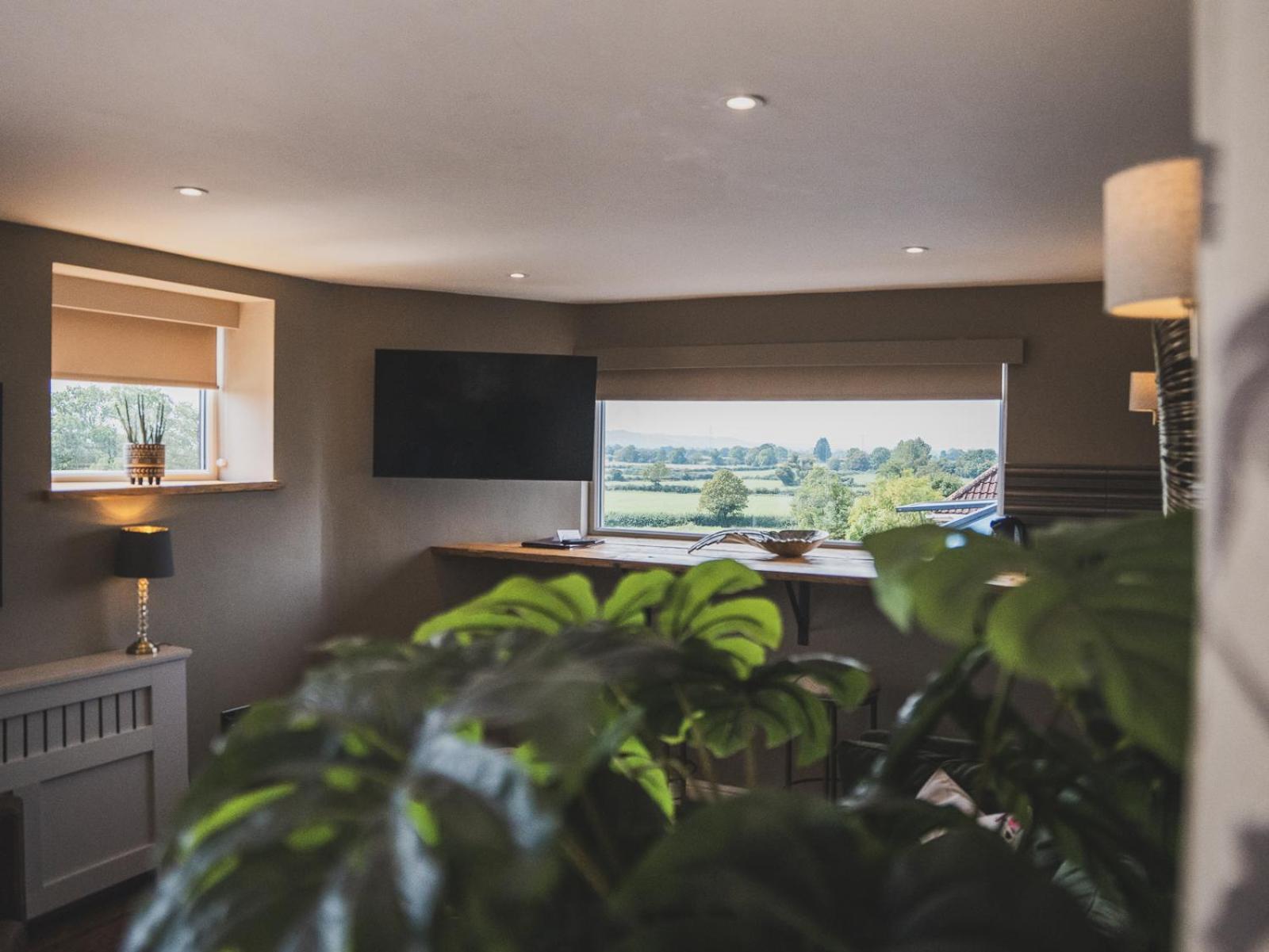 Crossways Hotell Wells Rom bilde The interior of the control tower at Cotswold Airport