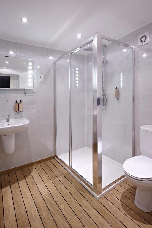 Crossways Hotell Wells Eksteriør bilde A shower cubicle